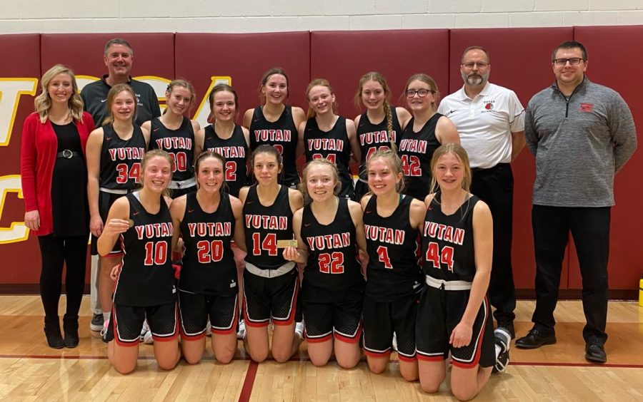 The+Chieftain+girls+basketball+team+poses+after+their+conference+championship+game.+In+back+%28left+to+right%29+are+coaches+Leslie+Heise+and+Trent+Jacobs%2C+Bella+Tederman%2C+Shaylynn+Campbell%2C+Maycee+Hays%2C+Maura+Tichota%2C+Ellie+Lloyd%2C+Alyssa+Husing%2C+Reagan+Wilson%2C+and+coaches+Cory+Vasek+and+Clay+Carlton%3B+in+front+%28left+to+right%29+are+Haley+Kube%2C+Laycee+Josoff%2C+Christina+Kerkman%2C+Heidi+Krajicek%2C+Jade+Lewis%2C+and+Gabi+Tederman.
