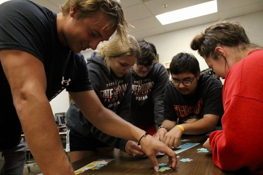 Seniors Joshua Fisher, Abby Keiser, Brett Martin, Yair Salazar and Kaiti Hansen work on a puzzle together. Timed puzzles were one of the activities students participated in on the second day of school.