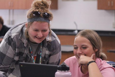 Callahan helps guide Sophomore Rylee Kirchmann with her classwork. Sophomores have been learning about cells through their first unit.