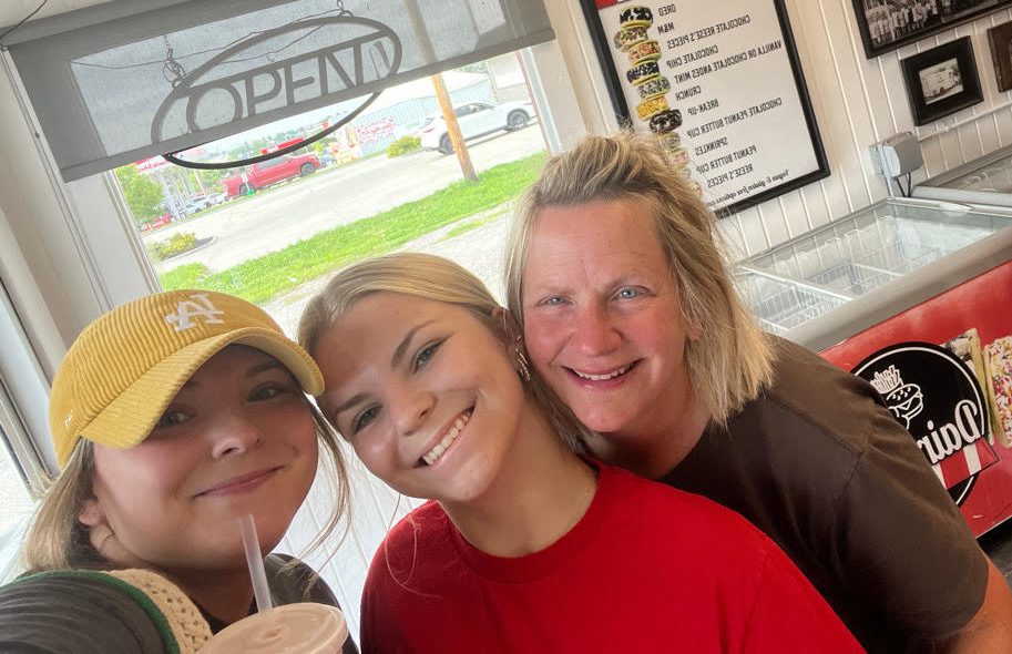Junior Halle Arlt takes a picture with her sister and aunt. Throughout working there over the summer, Arlt had many friends and family members visit her.